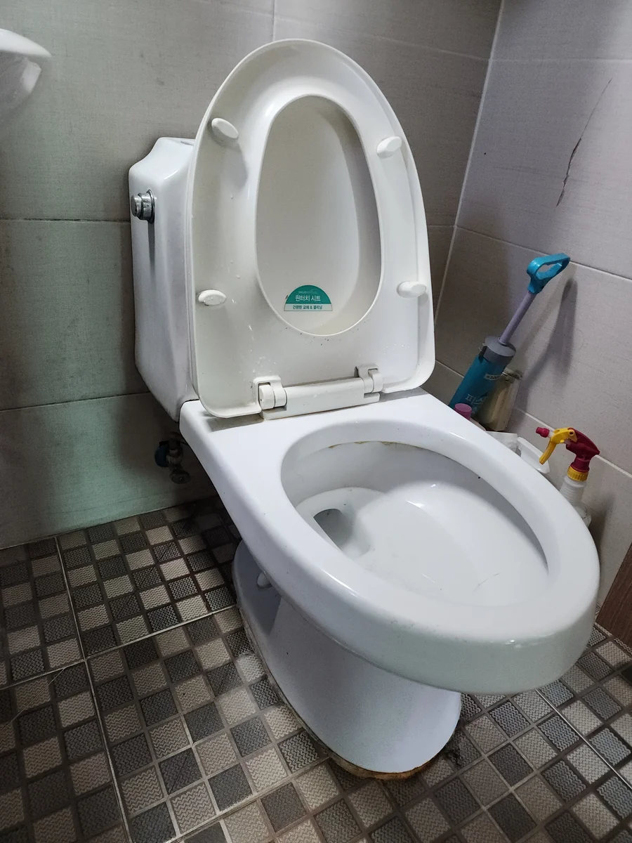 수리 후 누수 마감 컷 — 물새는변기 시공 사례